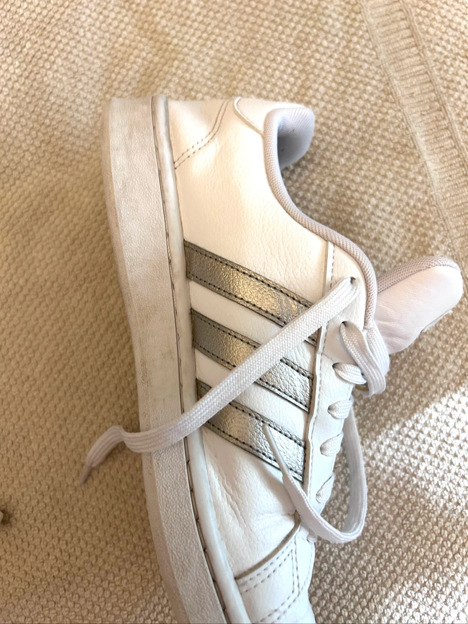 Tênis Adidas Grand Court na cor branca com as três faixas prateadas metalizadas – photo 8